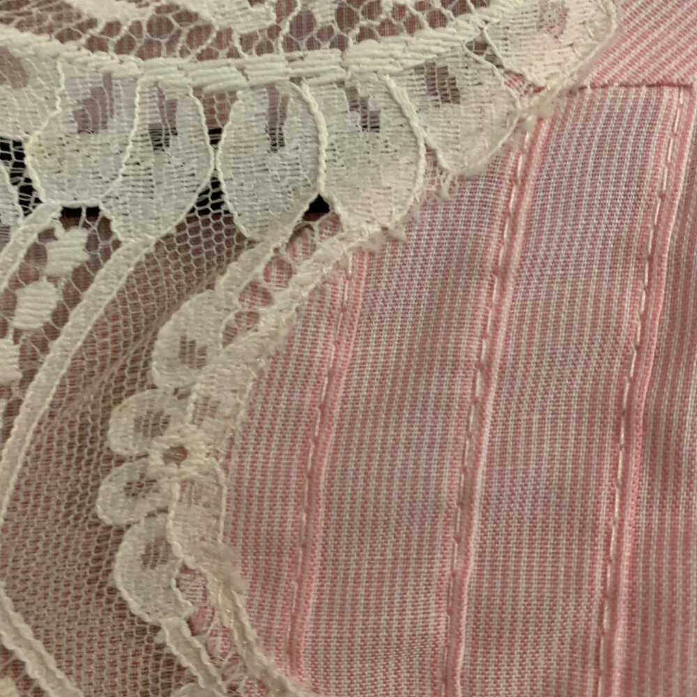 Vintage-Inspired Women's Pink Lace-Trim Robe - Picture 10 of 11